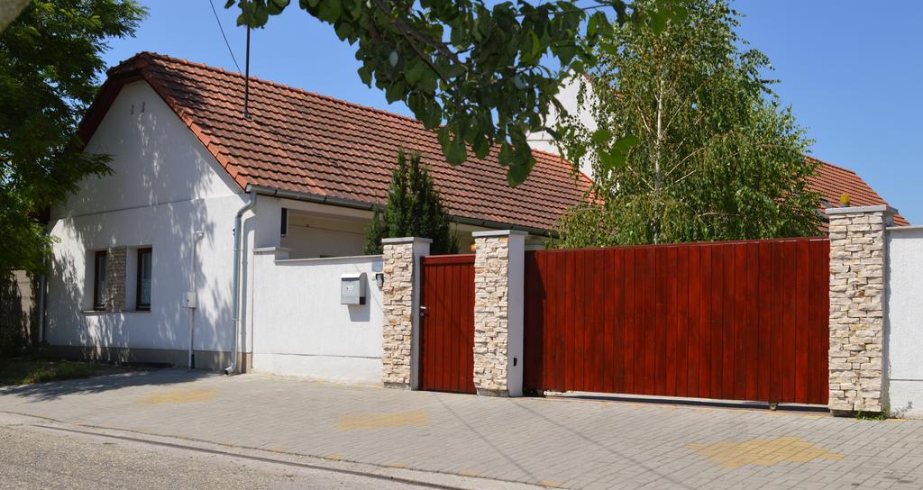 Jaszbereny Boutique Room Екстер'єр фото